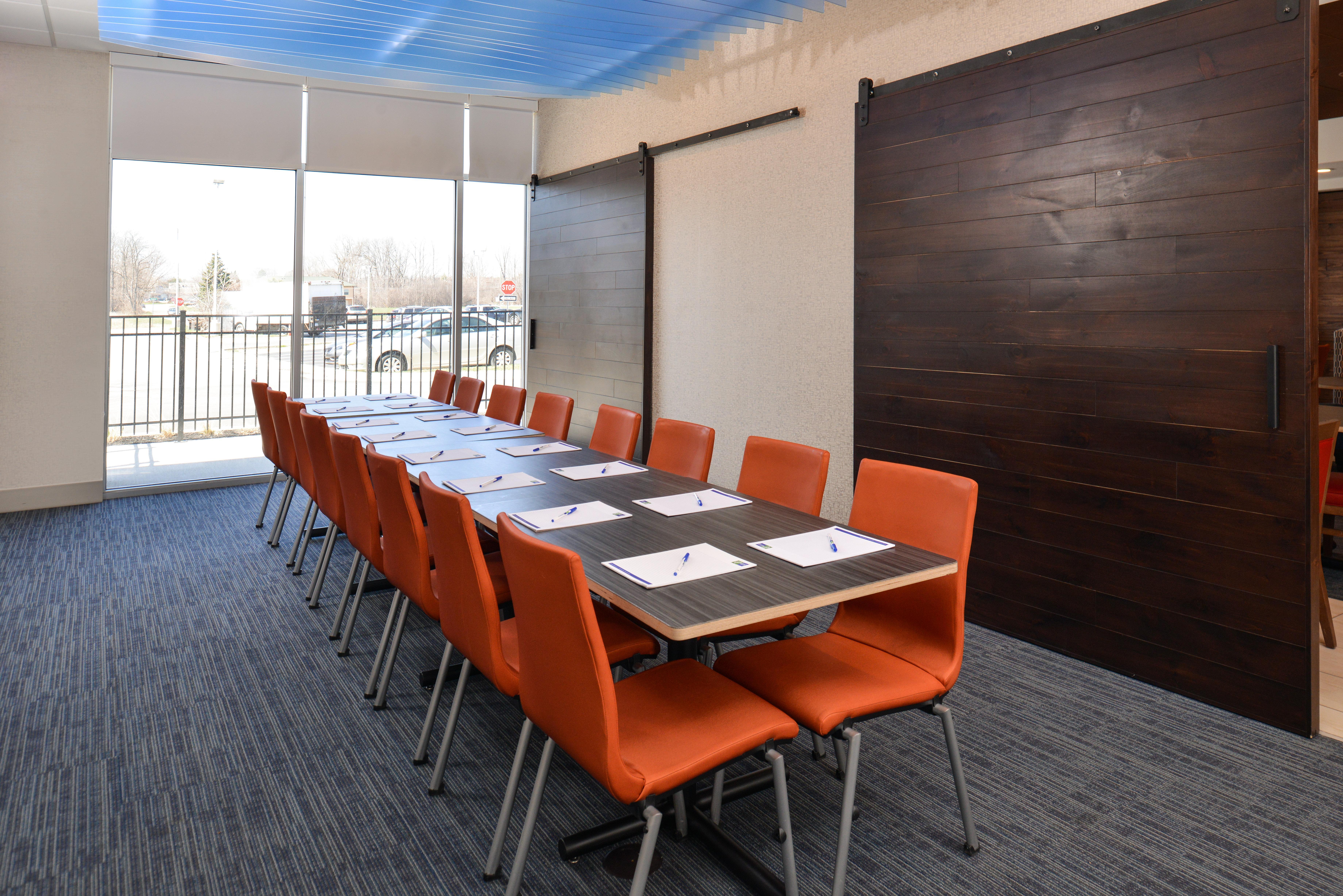 Holiday Inn Express & Suites Farmington Hills - Detroit By Ihg Exterior photo